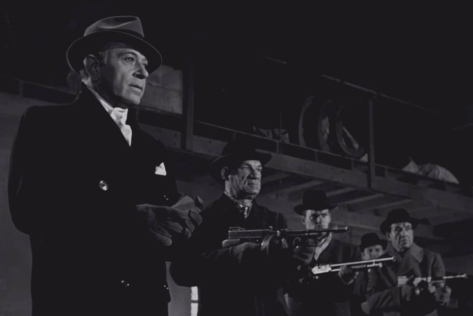 Группа гангстеров с оружием в руках