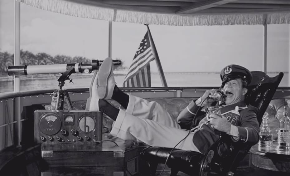 Осгуд Филдинг говорит по телефону на яхте