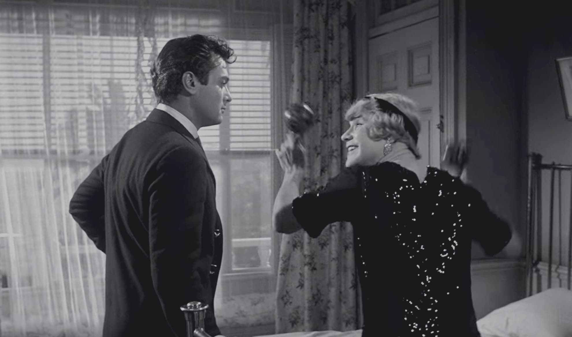 Дафна с маракасами рассказывает Джо о помолвке