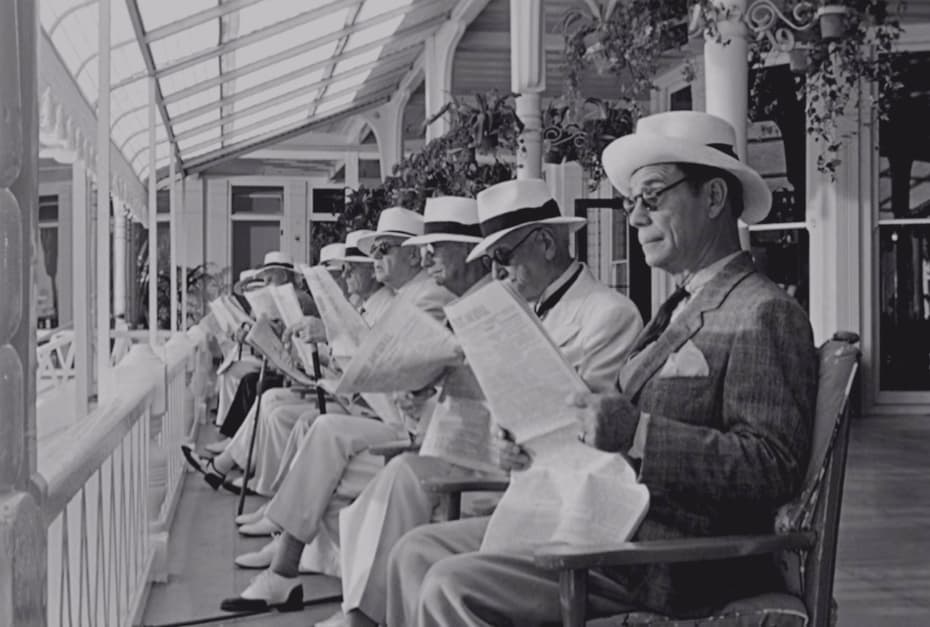 Богатые мужчины отдыхают на веранде отеля