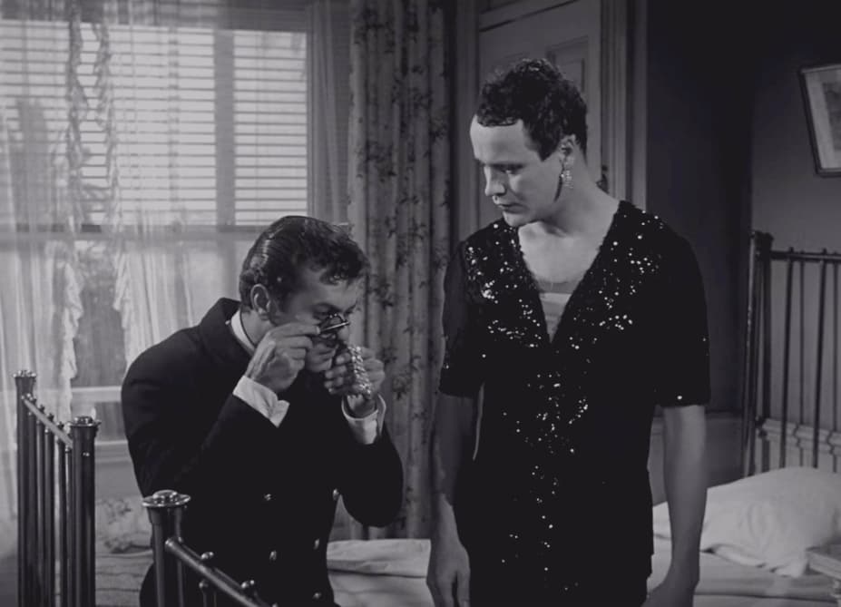 Джо разглядывает браслет, который Осгуд Филдинг подарил Дафне