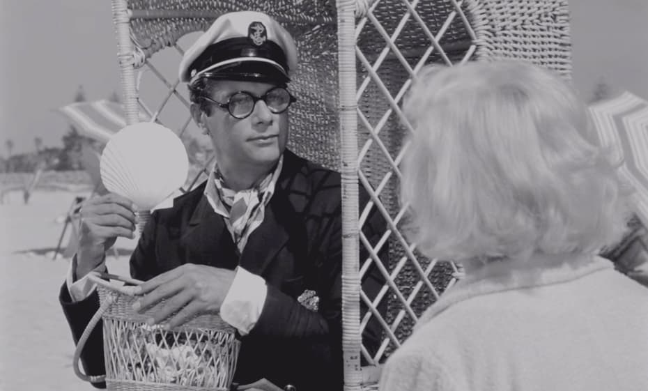 Вымышленный миллионер показывает Душечке ракушку