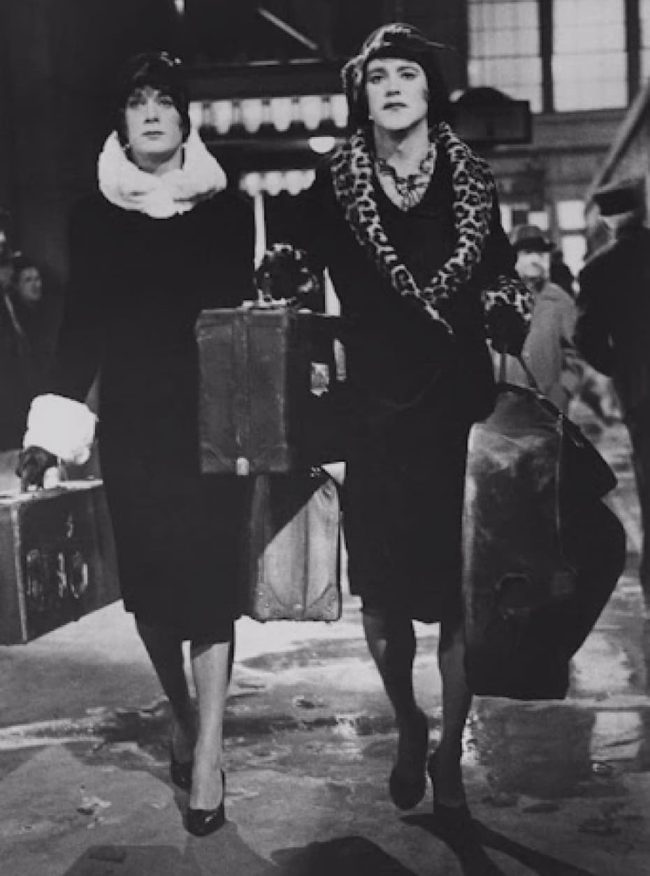 Джозефина и Дафна с чемоданами и инструментами идут по перрону