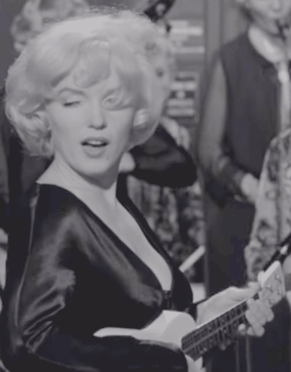 Душечка играет на укулеле