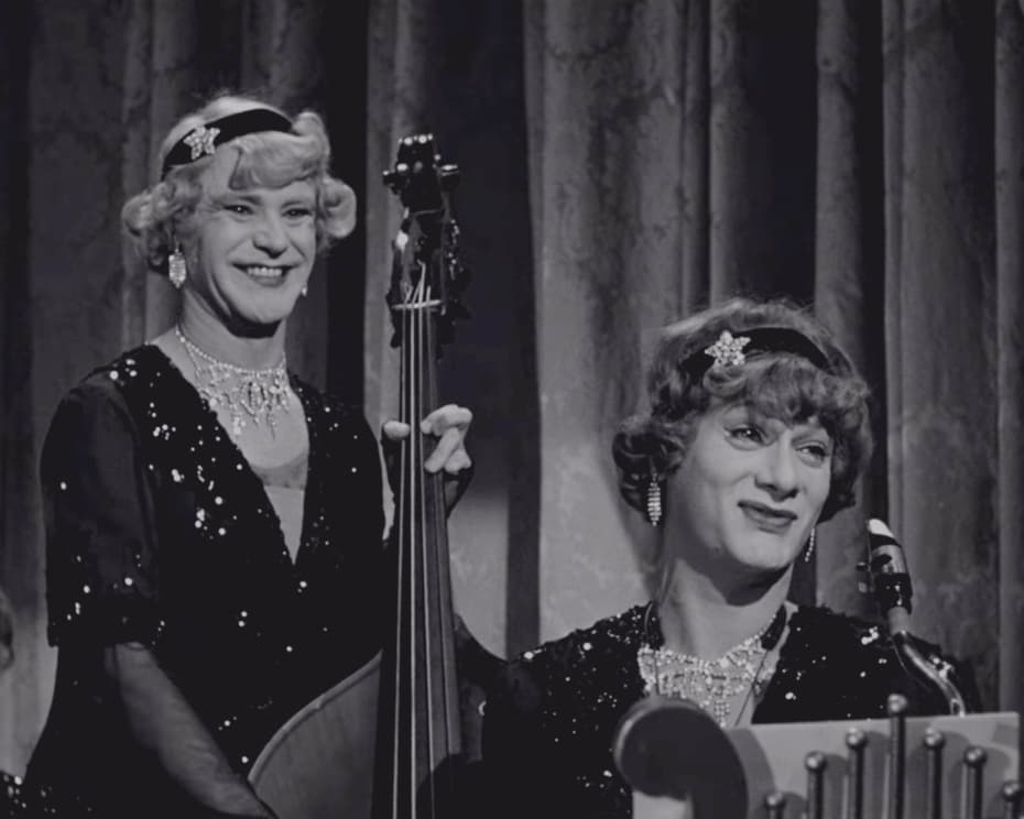 Джозефина и Дафна улыбаются во время выступления