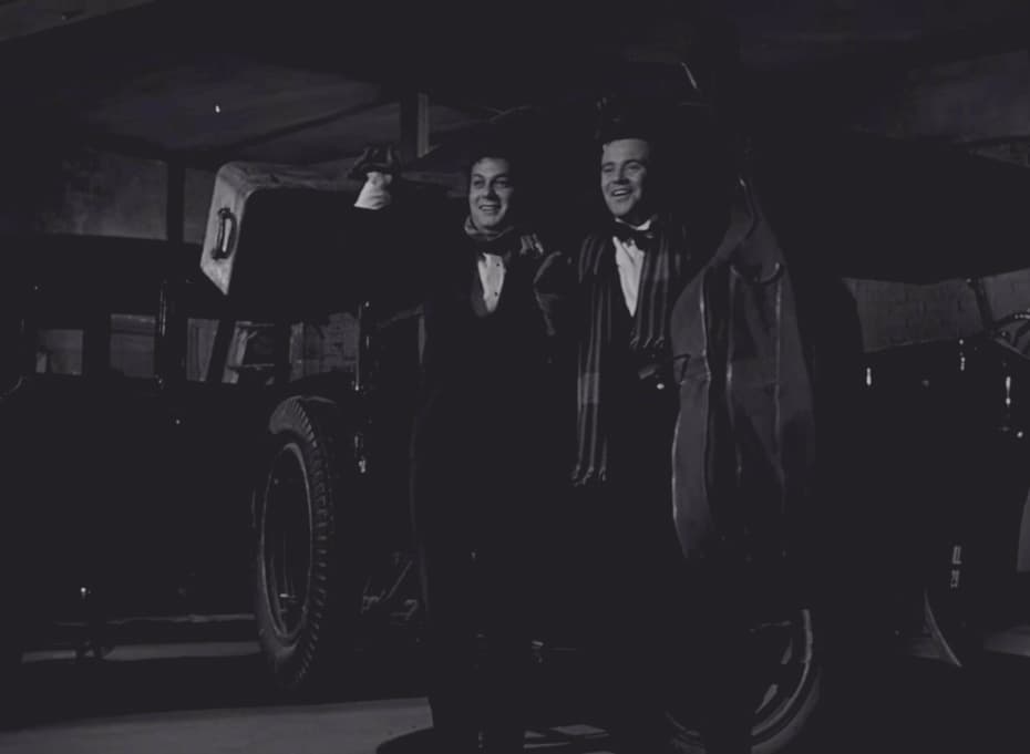 Джо и Джерри подняли руки вверх под прицелом гангстеров