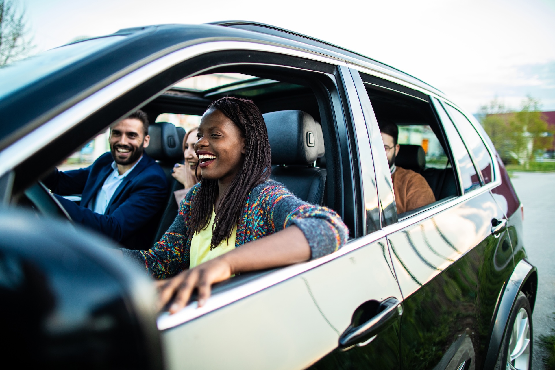 Collaborateurs BlaBlaCar Daily sur un salon devant une voiture