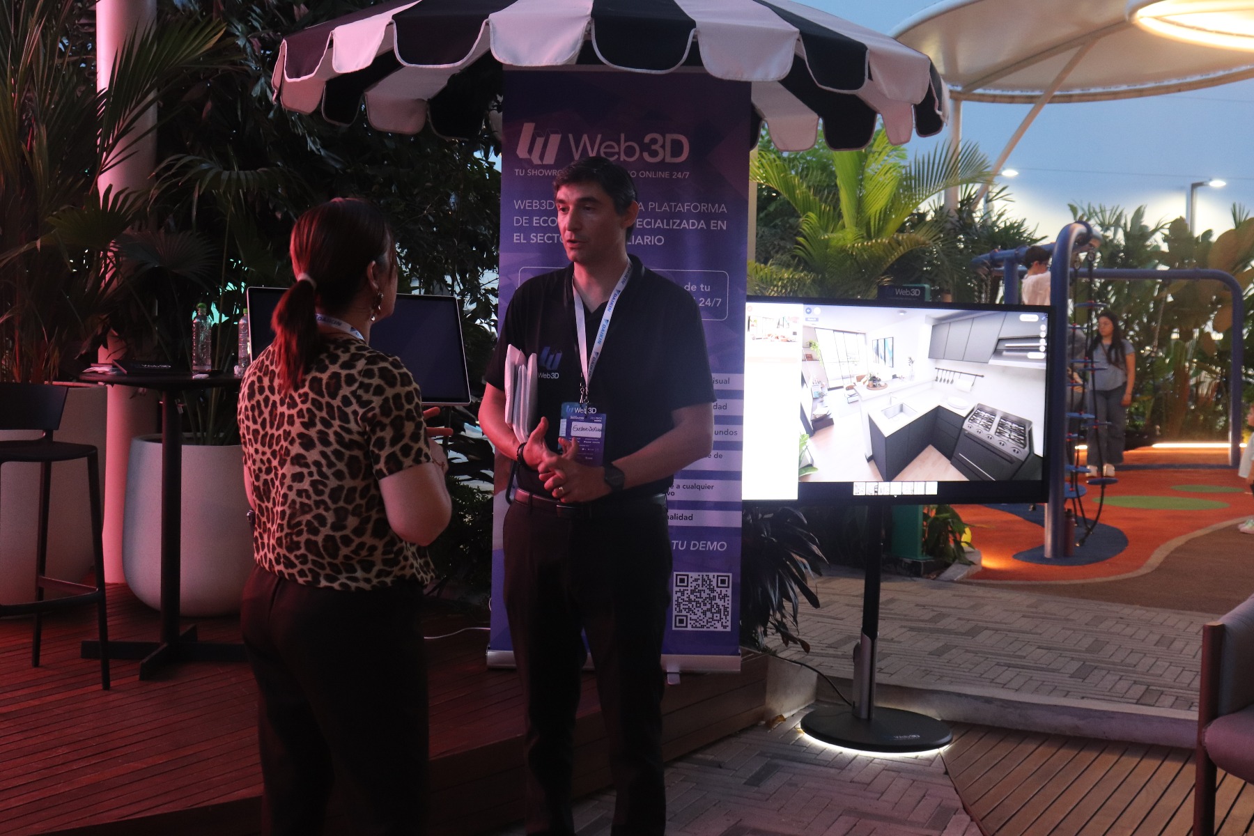 Gustavo explicando como funciona Web3D