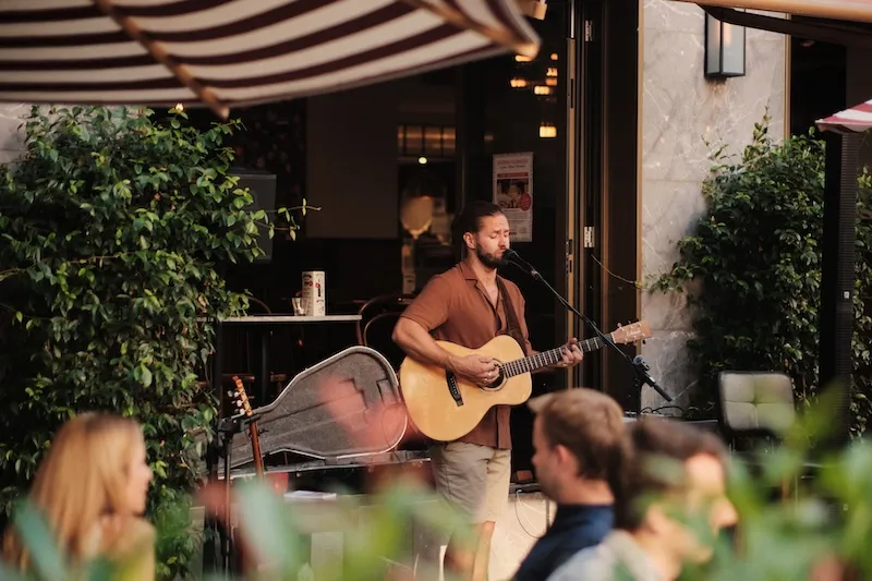 Entdecke Live-Musik mit Gitarre, Piano und Saxofon in der L'Osteria Frankfurt!