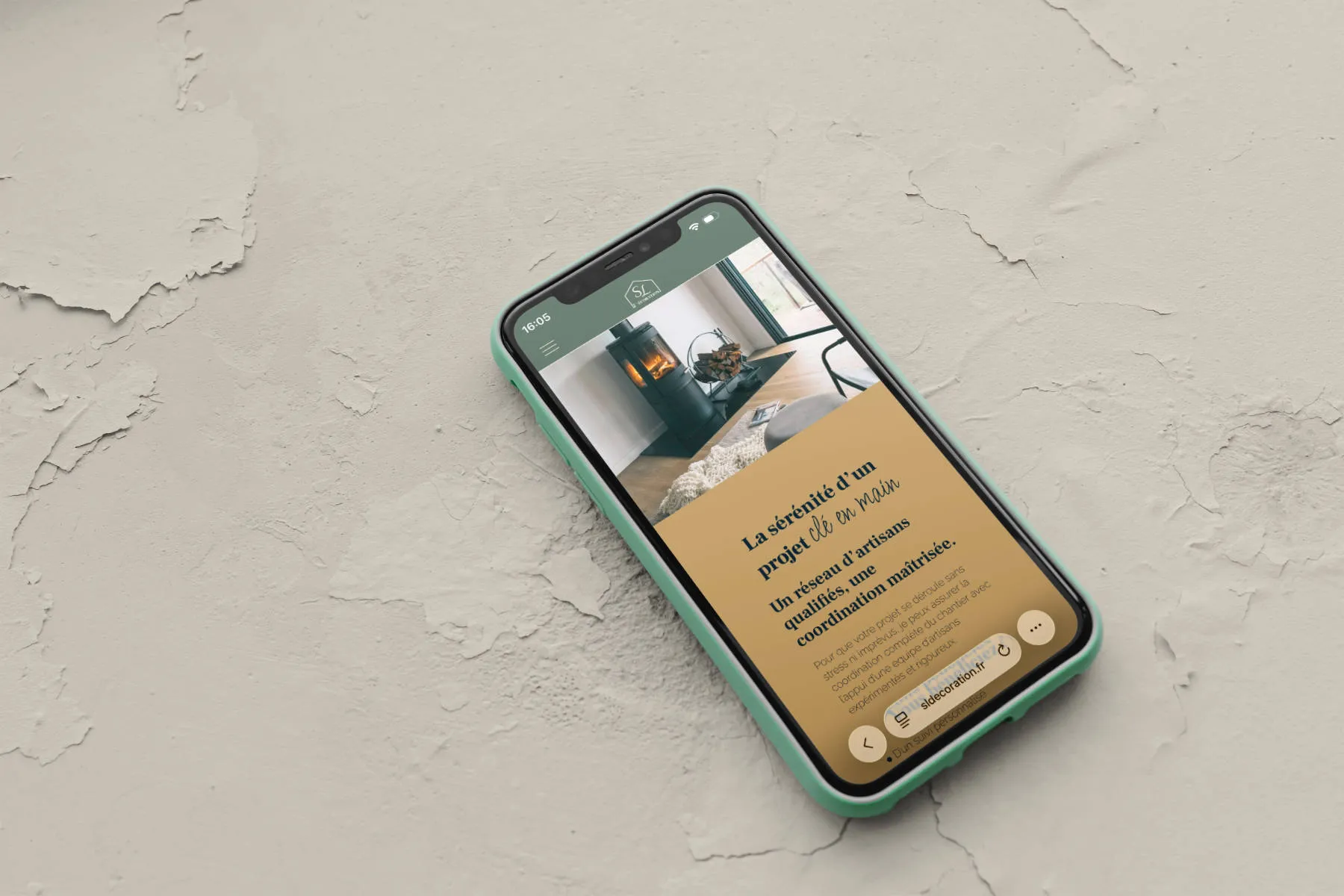 Une page du site SL Décoration sur un téléphone portable