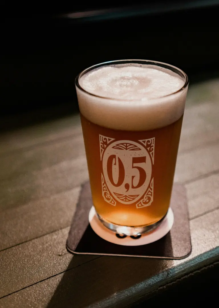 Logo illustré et décoratif pour une marque de bière sans alcool sur un verre