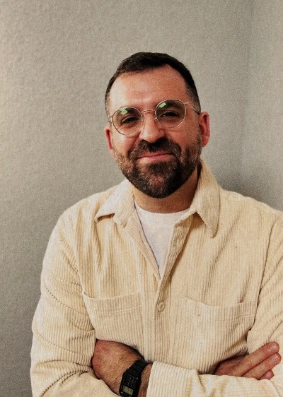 Portrait de Kévin, spécialiste des logos illustrés sur-mesure