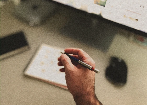 Une main prête à créer un logo vintage et rétro