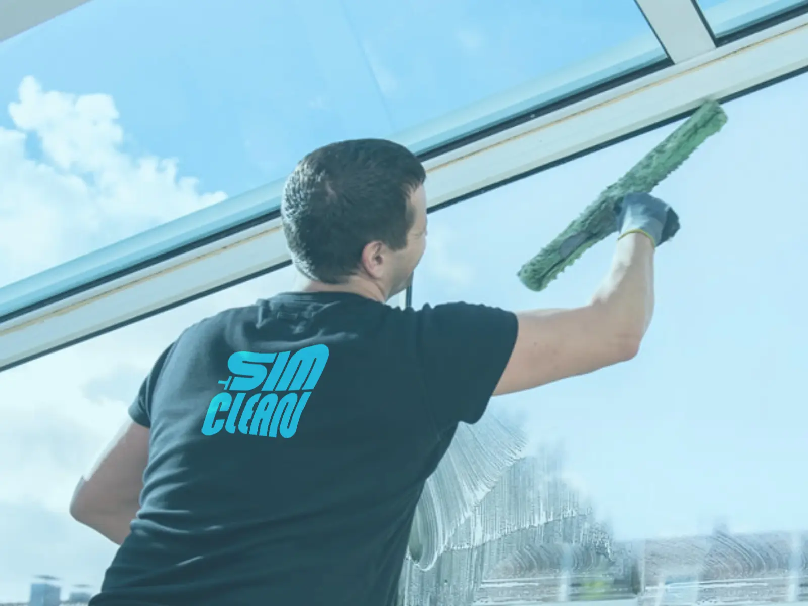 Le t-shirt Sim clean avec le logo