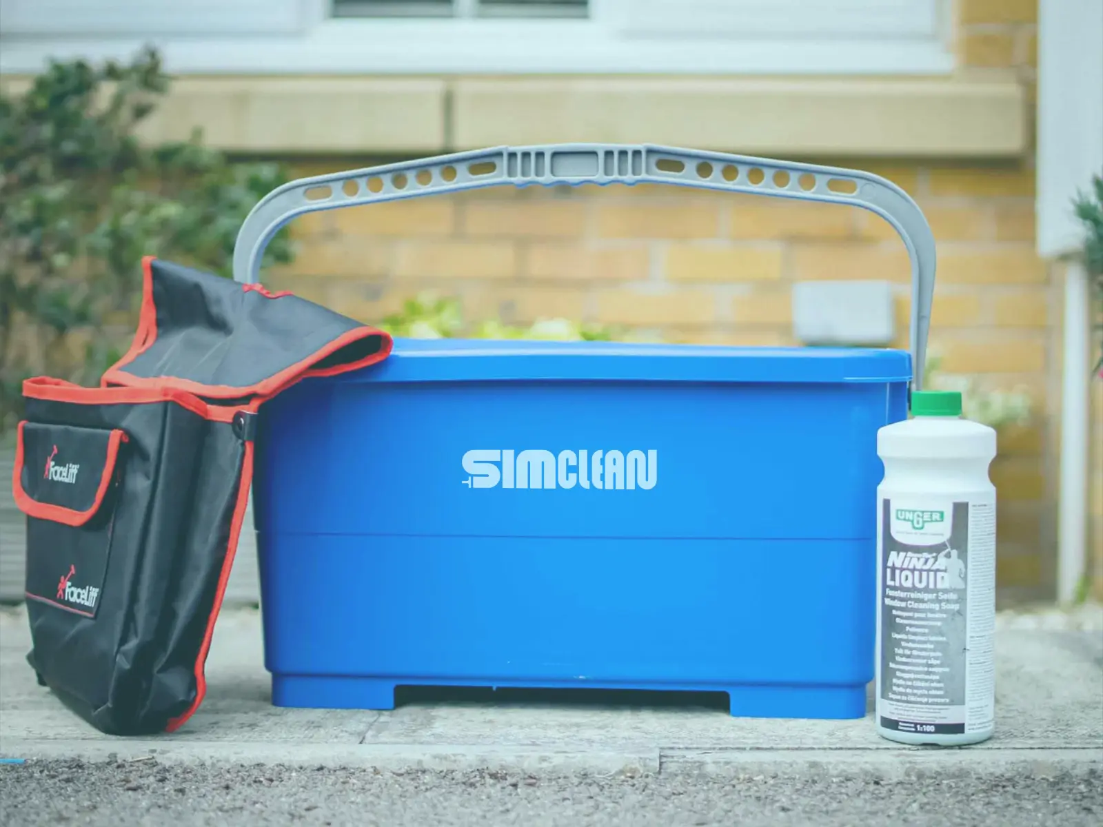 Les outils de Sim Clean avec une déclinaison du logo