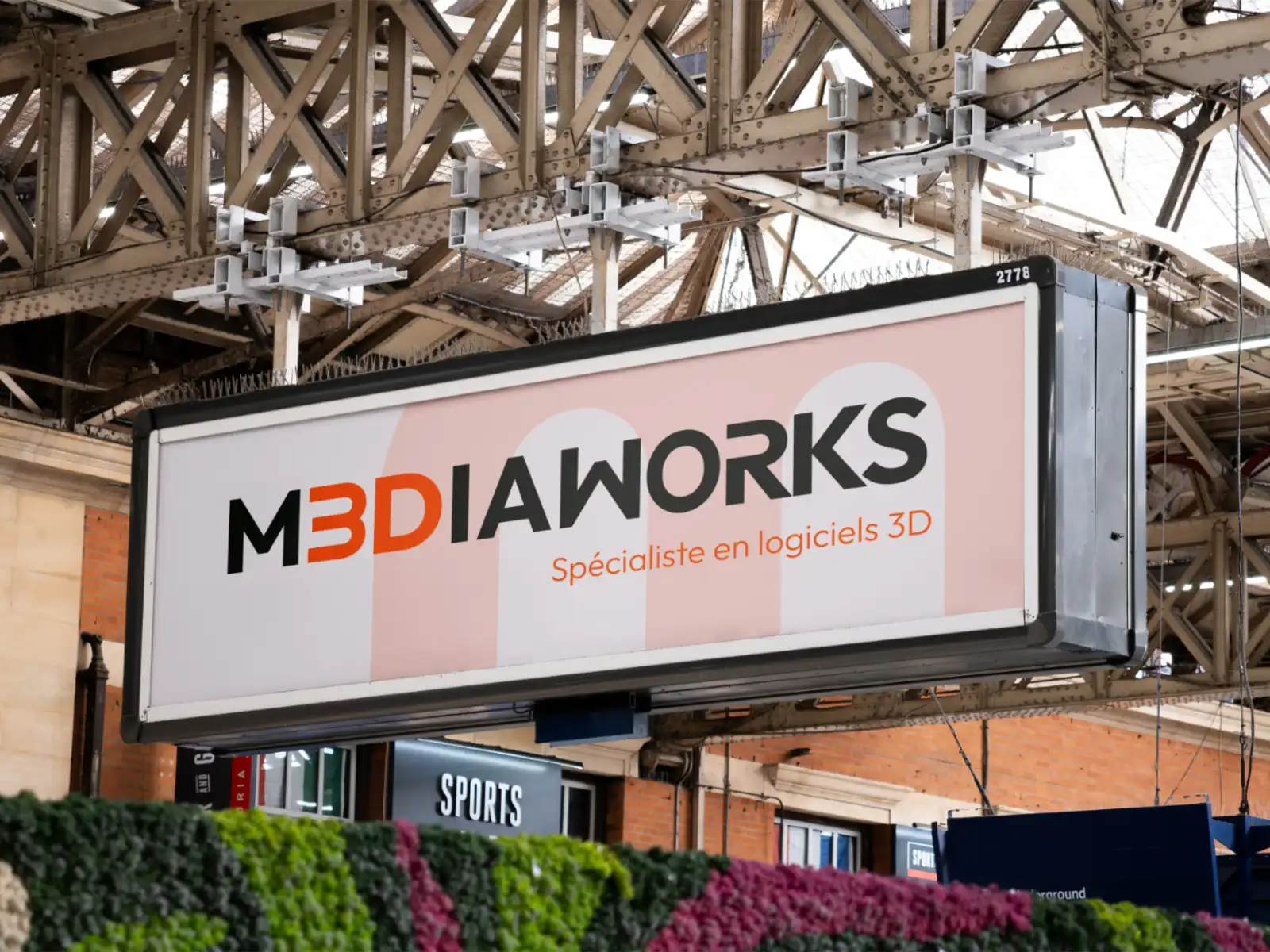 Le logo Mediaworks sur un grand panneau publicitaire