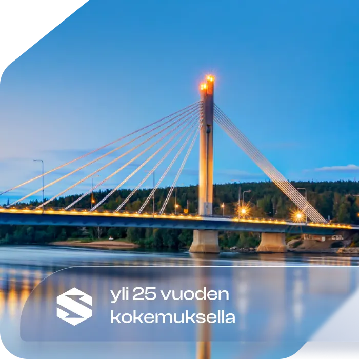 Valaistu silta joen yllä ja teksti ”yli 25 vuoden kokemuksella”