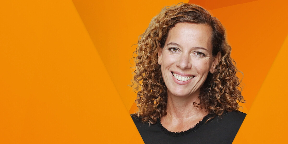 CEO Miriam Wohlfarth Banking im Hintergrund