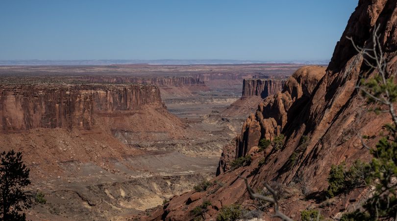 canyon views from syncline loop hiking trail