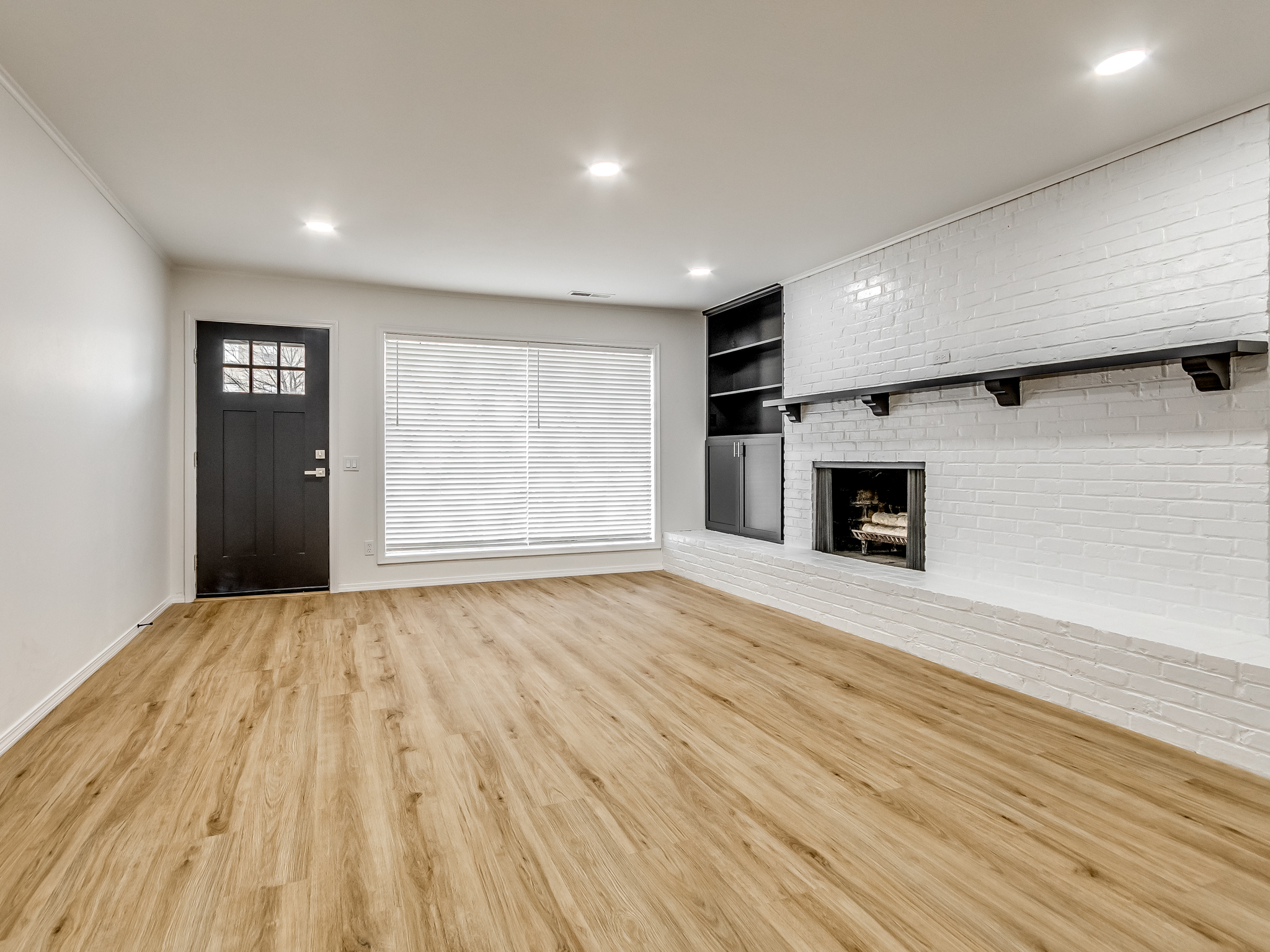 105 W 9th St — property overview