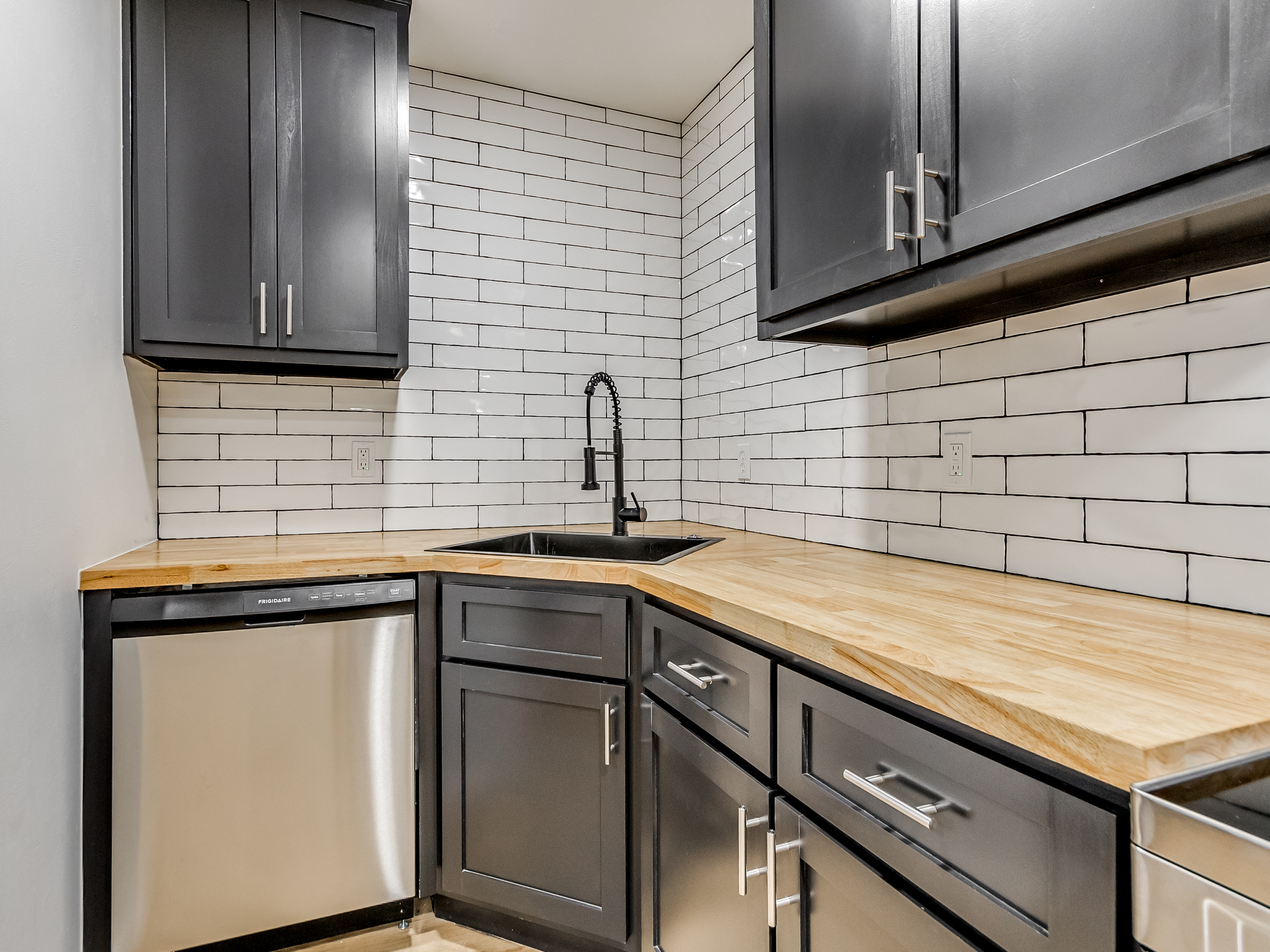 105 W 9th St