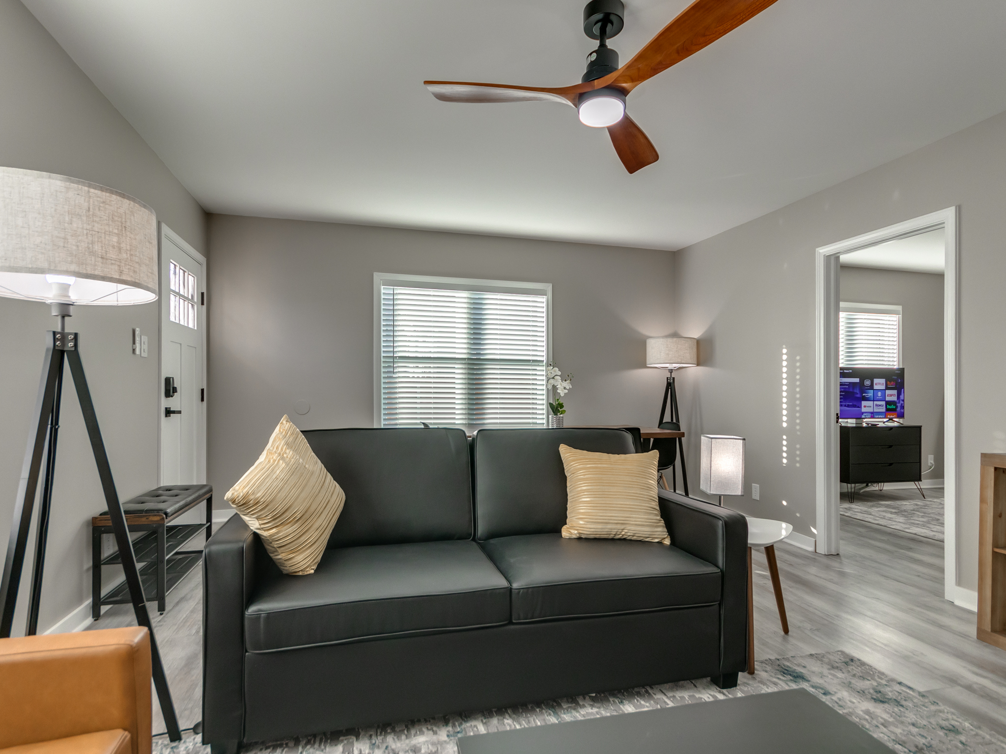 The Cozy Cottage Downtown + Remodeled Bathroom!