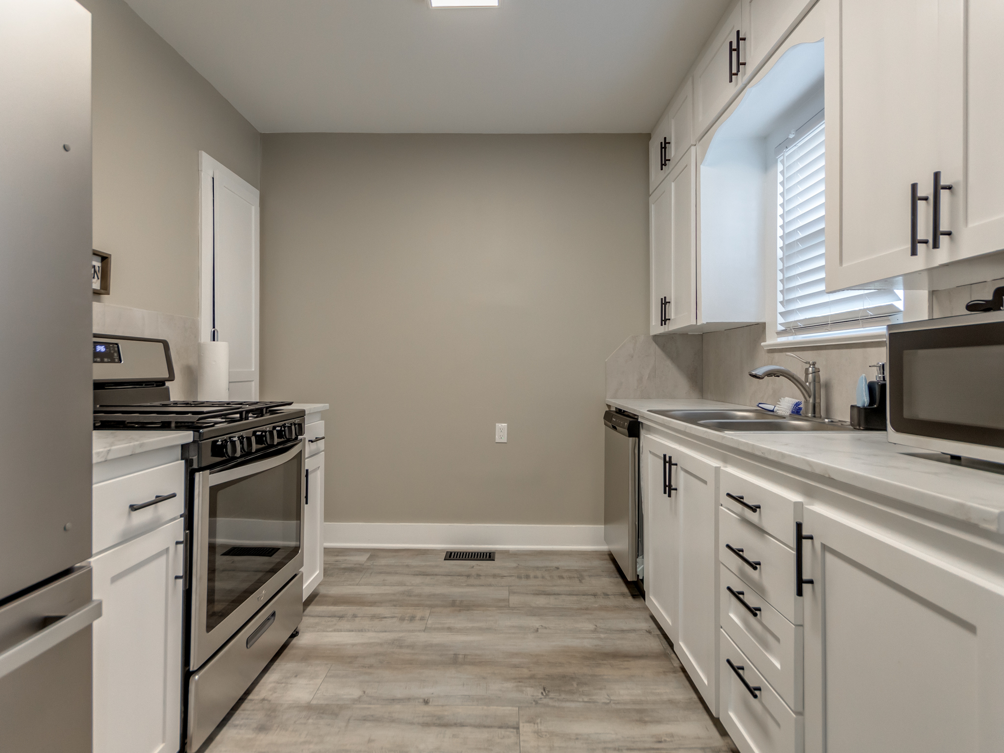 The Cozy Cottage Downtown + Remodeled Bathroom!