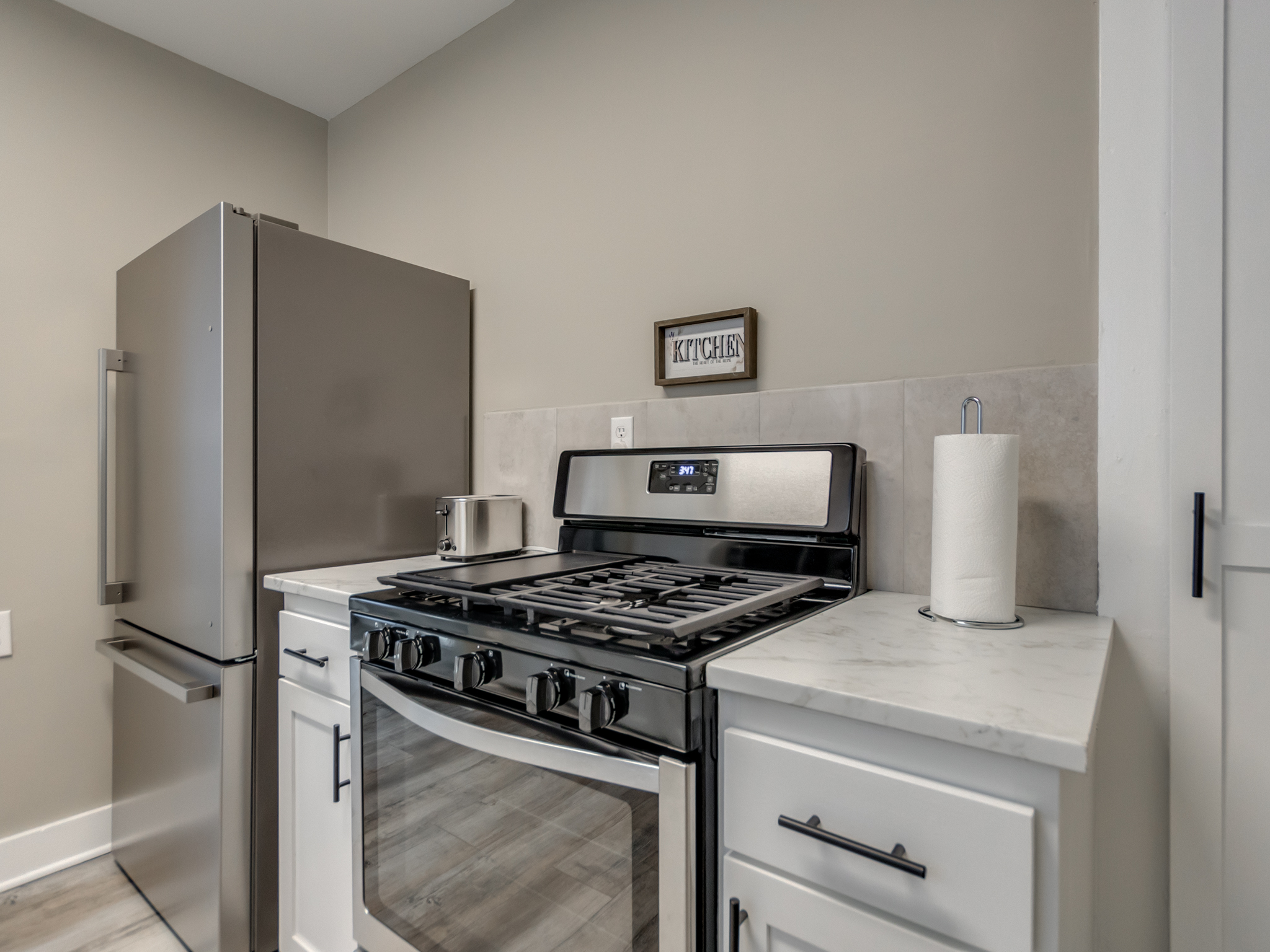 The Cozy Cottage Downtown + Remodeled Bathroom!