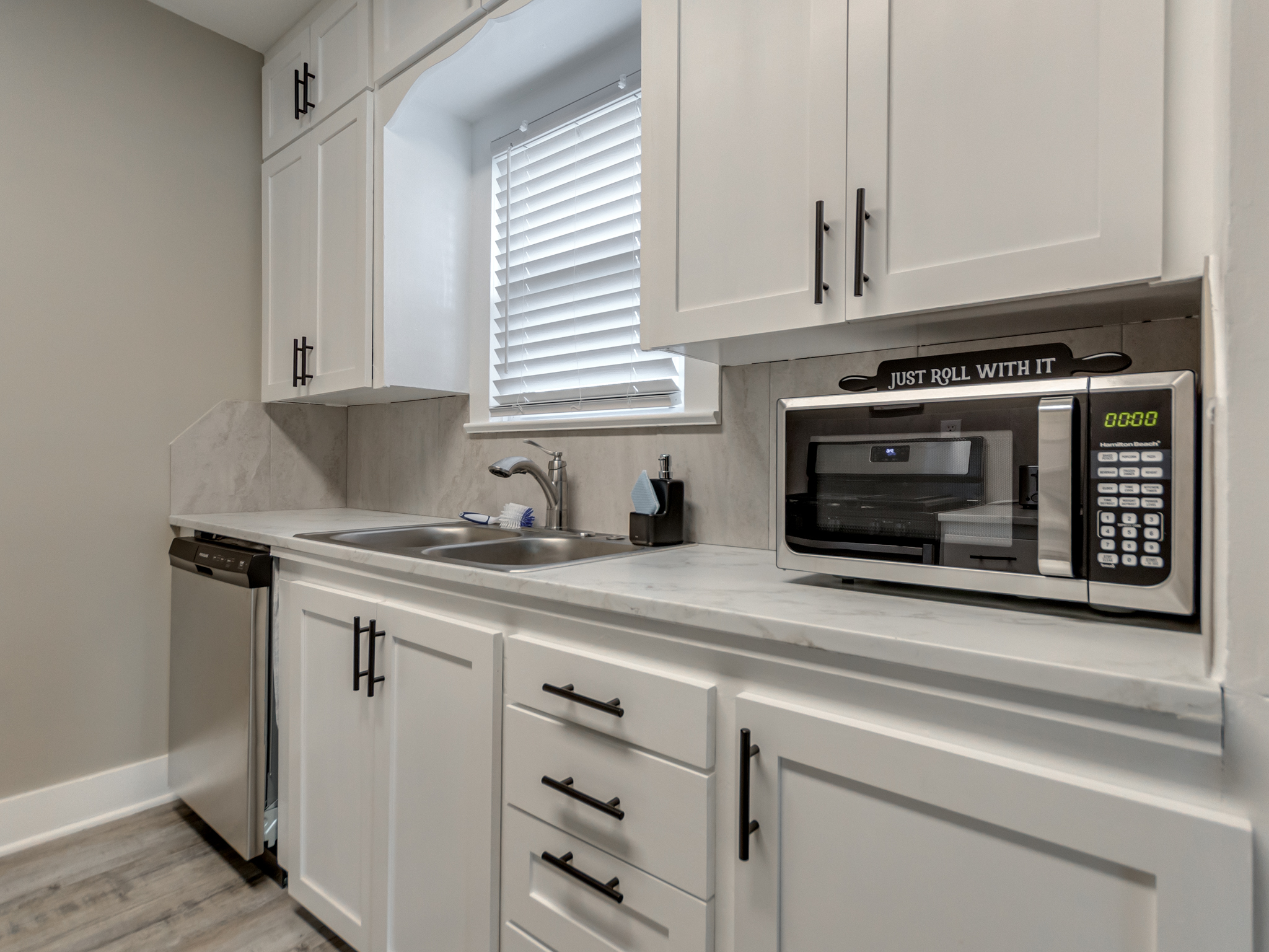 The Cozy Cottage Downtown + Remodeled Bathroom!