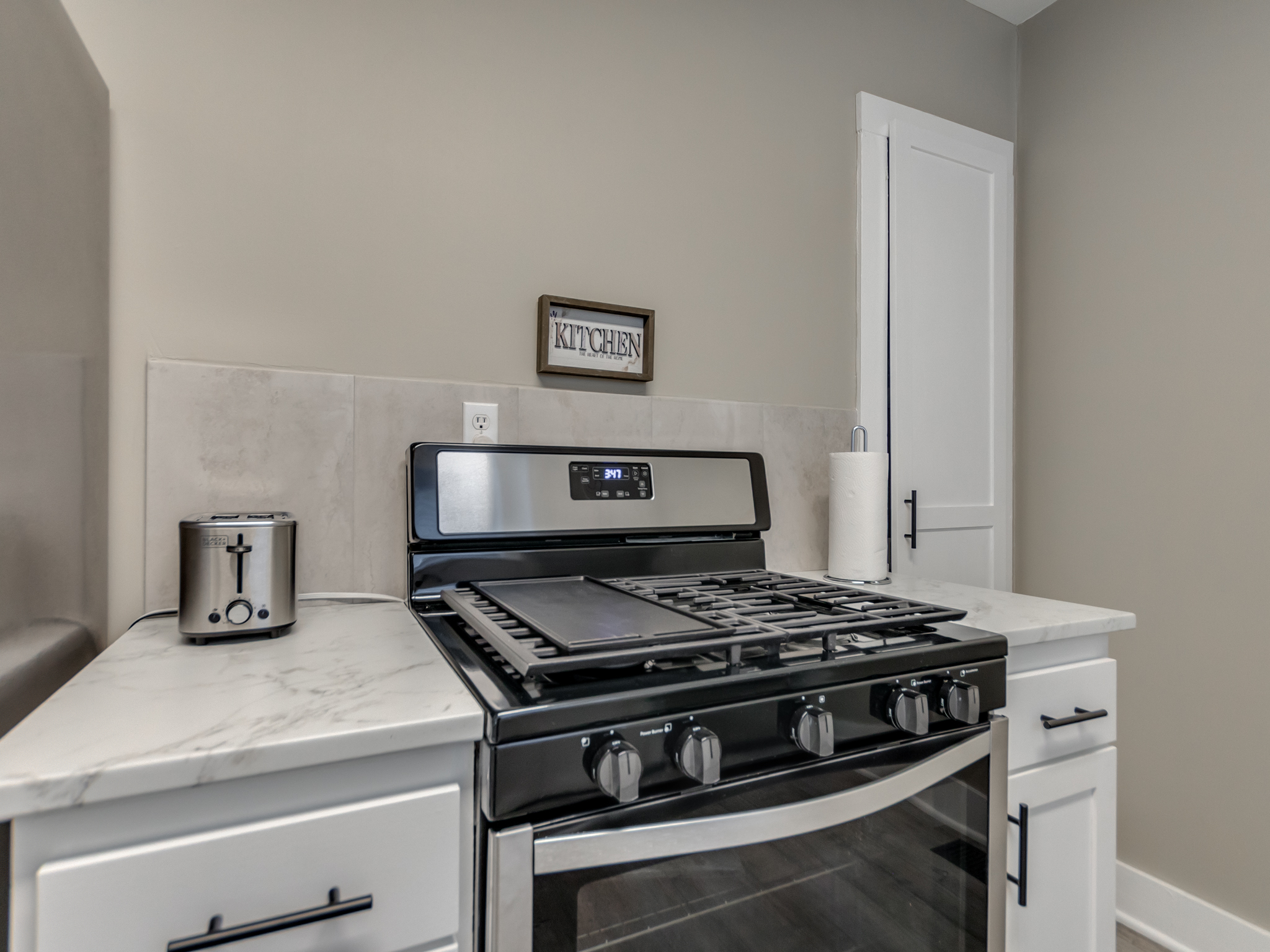 The Cozy Cottage Downtown + Remodeled Bathroom!