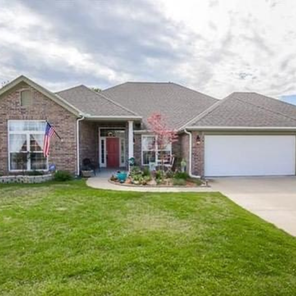 1027 East Drive house exterior — bedrooms rented separately
