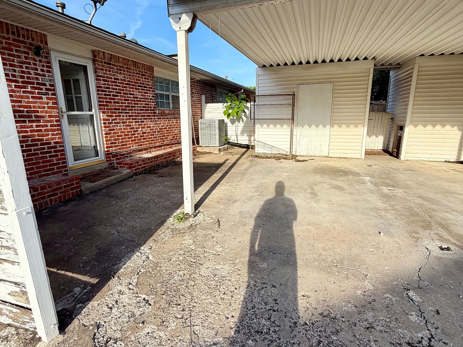 107 W 9th St — Covered outdoor area