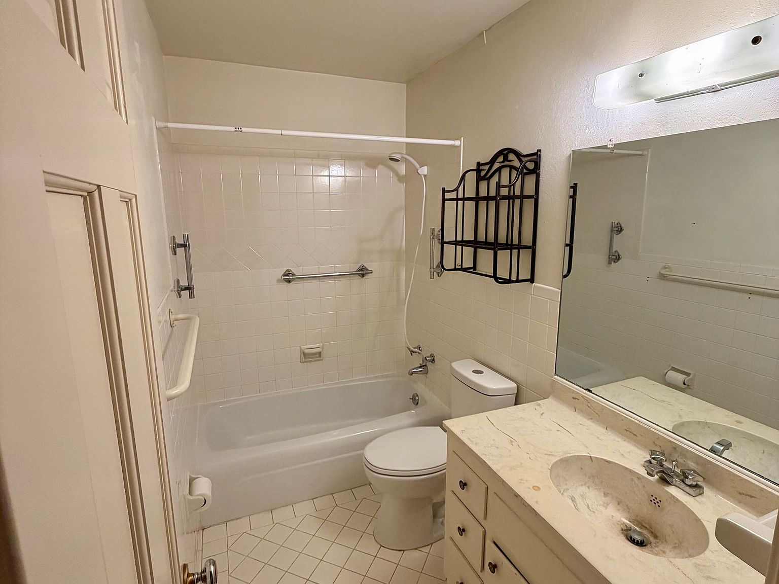 107 W 9th St — Bathroom with bathtub