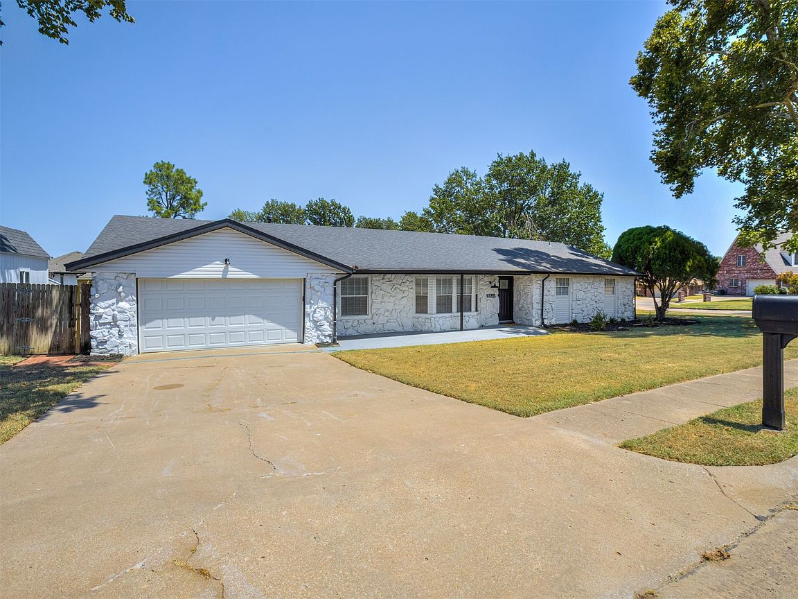 Front exterior and two-car garage at 6644 SE Quail Ridge Road, Bartlesville