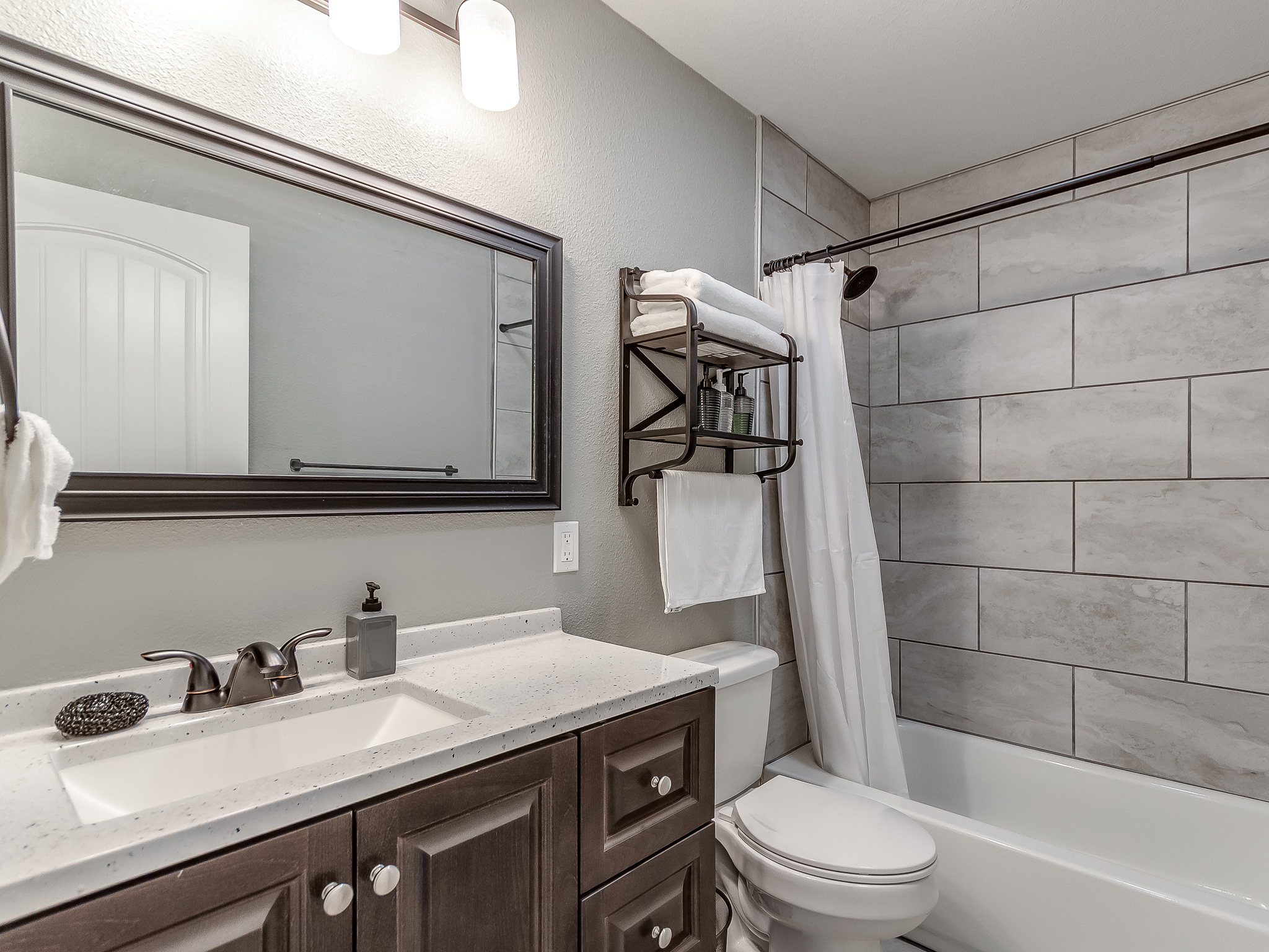 724 A Shawnee — bathroom