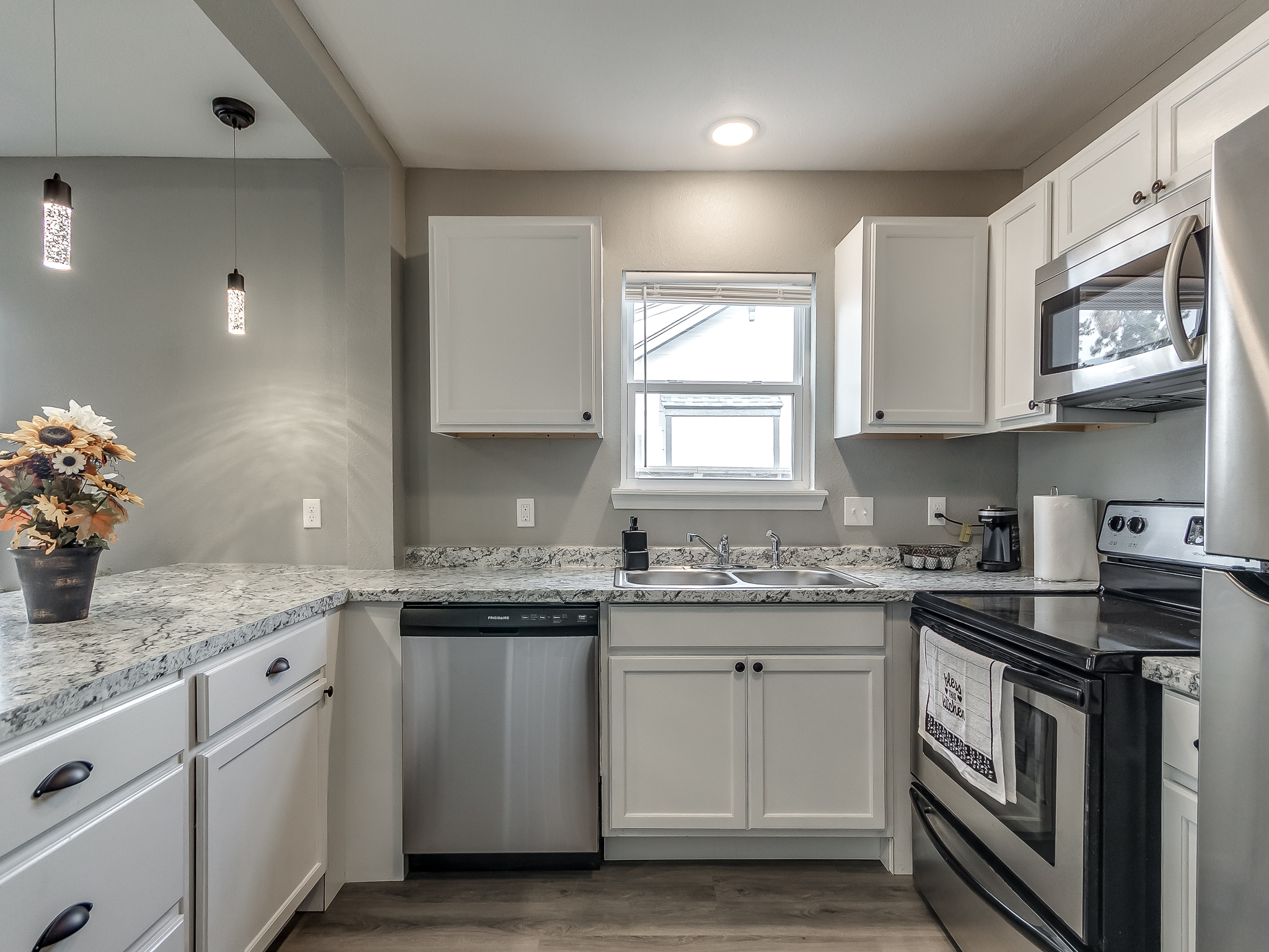 724 A Shawnee — kitchen sink and dishwasher