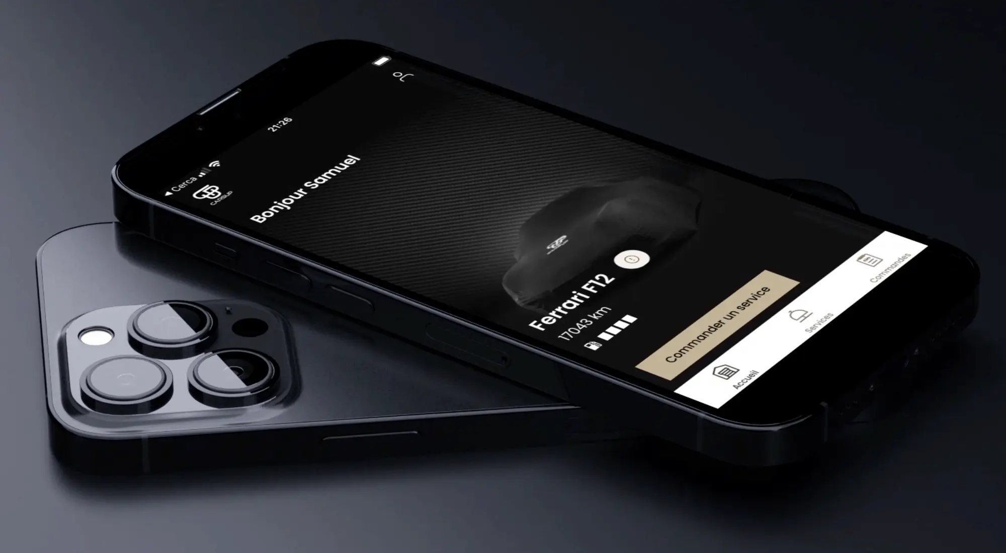 Smartphone affichant l'application Carsup avec une Ferrari F12, bouton "Commander un service" visible sur l'écran noir élégant.