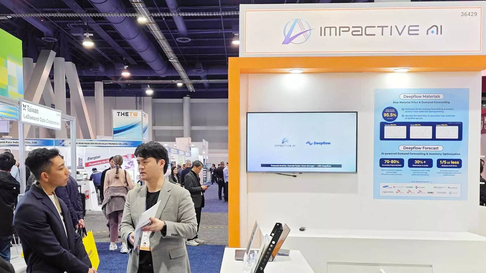 CES 2026 전시장에 마련된 임팩티브AI 부스에서 원자재 가격 예측 솔루션 DeepFlow Materials와 수요 예측 솔루션 DeepFlow Forecast를 소개하는 모습