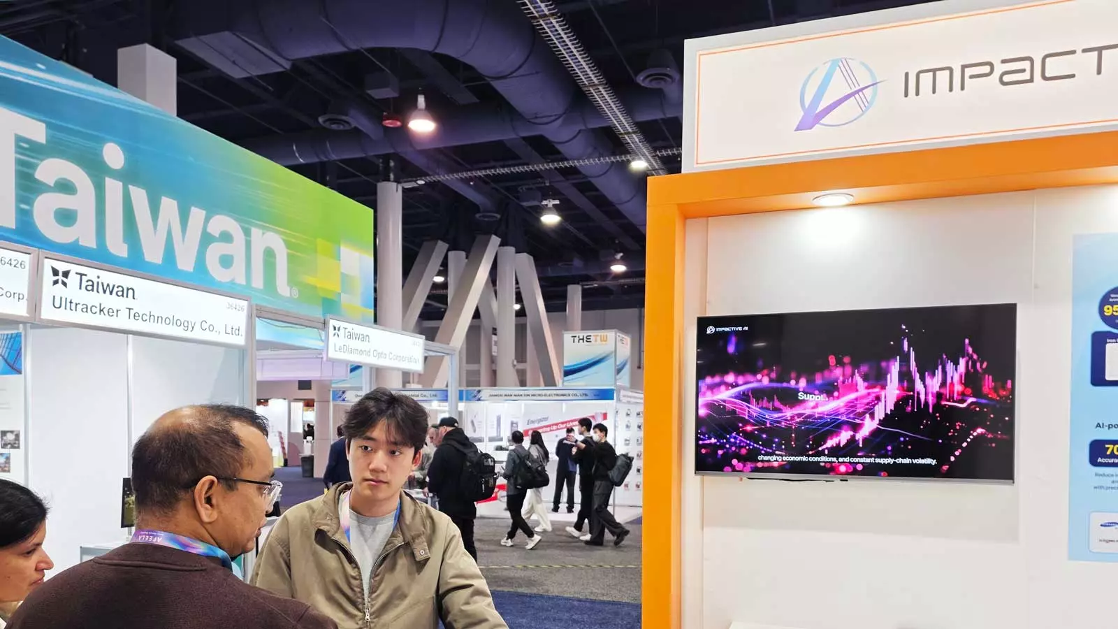 임팩티브AI 부스 화면에 표시된 공급망 변동성 대응 메시지와 함께 참관객들이 제품 설명을 듣고 있는 장면