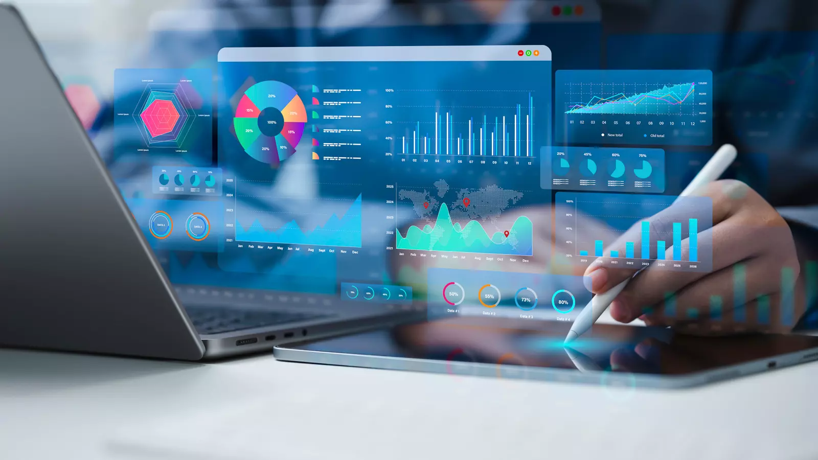 노트북과 태블릿 위에 떠 있는 다양한 분석 차트와 그래프를 터치펜으로 조작하는 모습