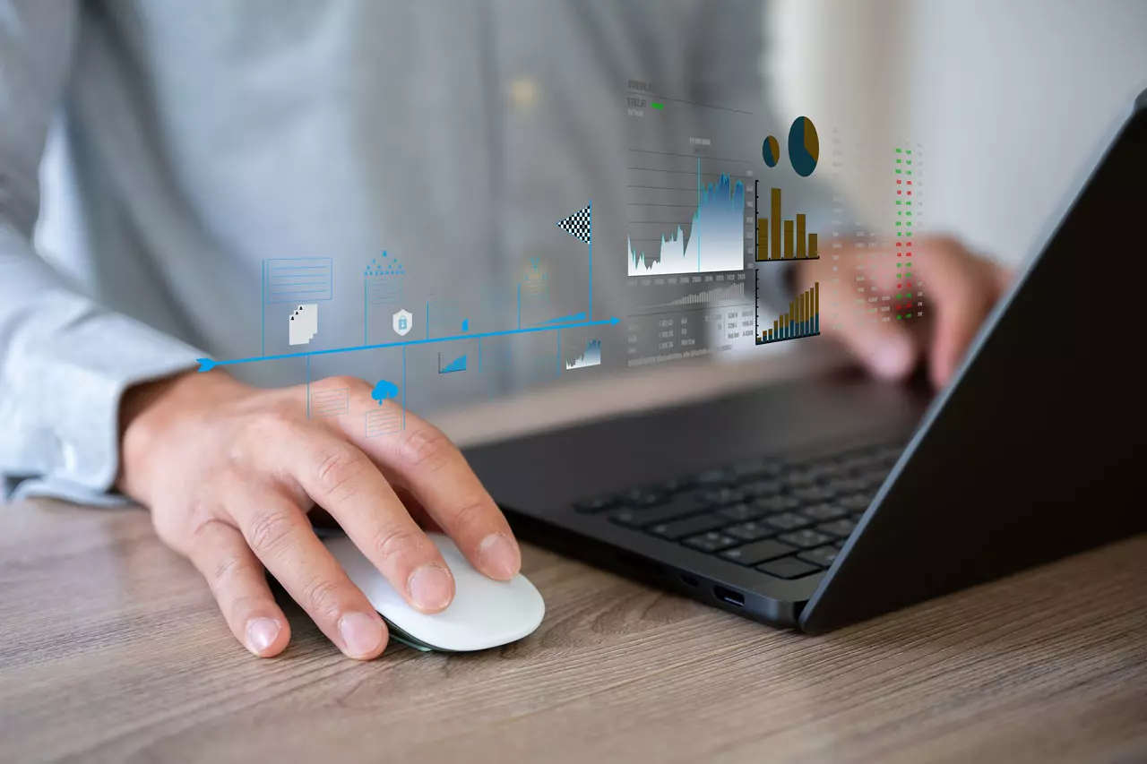 노트북을 사용하는 사용자의 손 위로 데이터 차트, 그래프, 프로세스 아이콘들이 홀로그램처럼 떠올라 있는 모습. 디지털 기술을 활용한 스마트한 수요예측 분석 과정을 시각화함