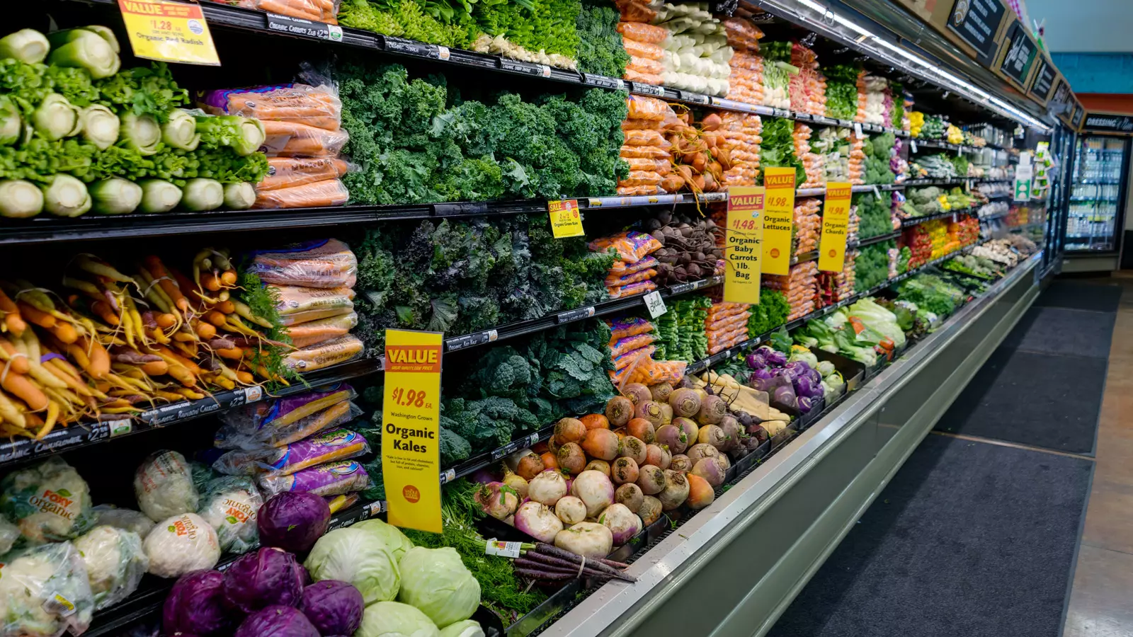 신선한 채소와 유기농 식재료가 진열된 대형 마트의 신선식품 코너 전경