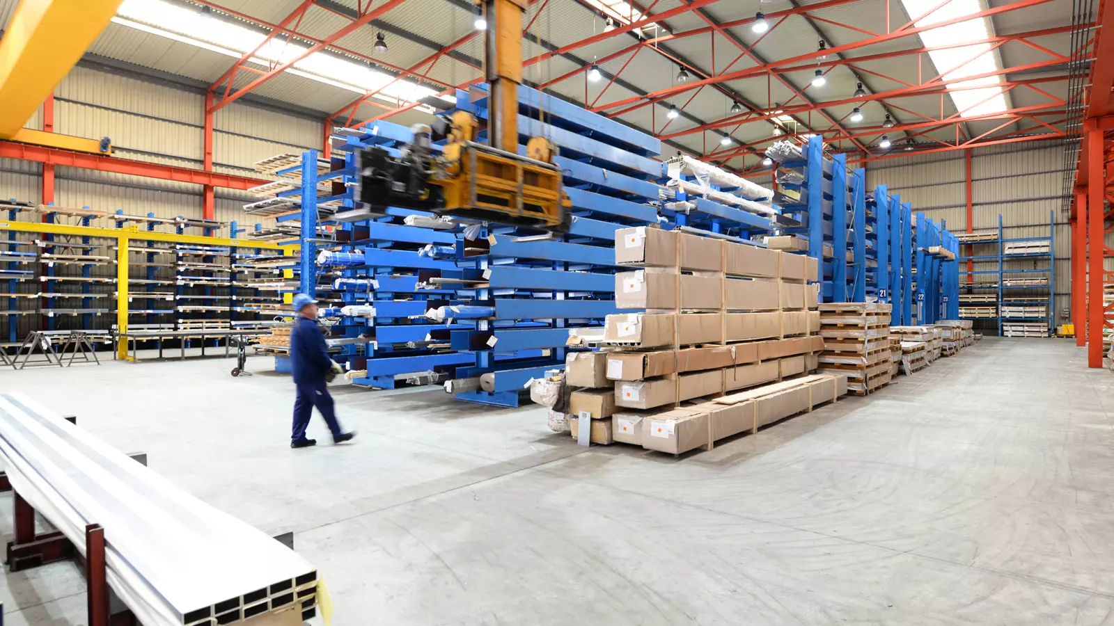 창고에 박스가 가득 쌓여 있는 모습과 그 위로 하락하는 붉은색 화살표 그래프가 겹쳐진 과잉 재고에 따른 자금 유동성 악화 시각화 이미지