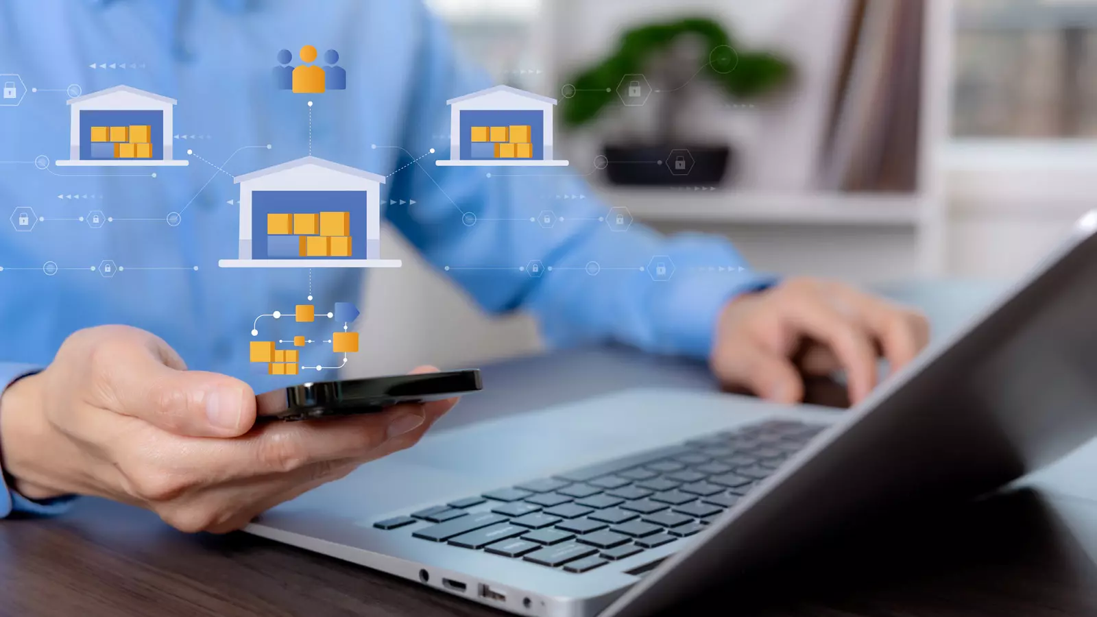 노트북 화면에 표시된 재고 최적화 대시보드와 이를 분석하며 전략을 구상하는 전문가의 손길