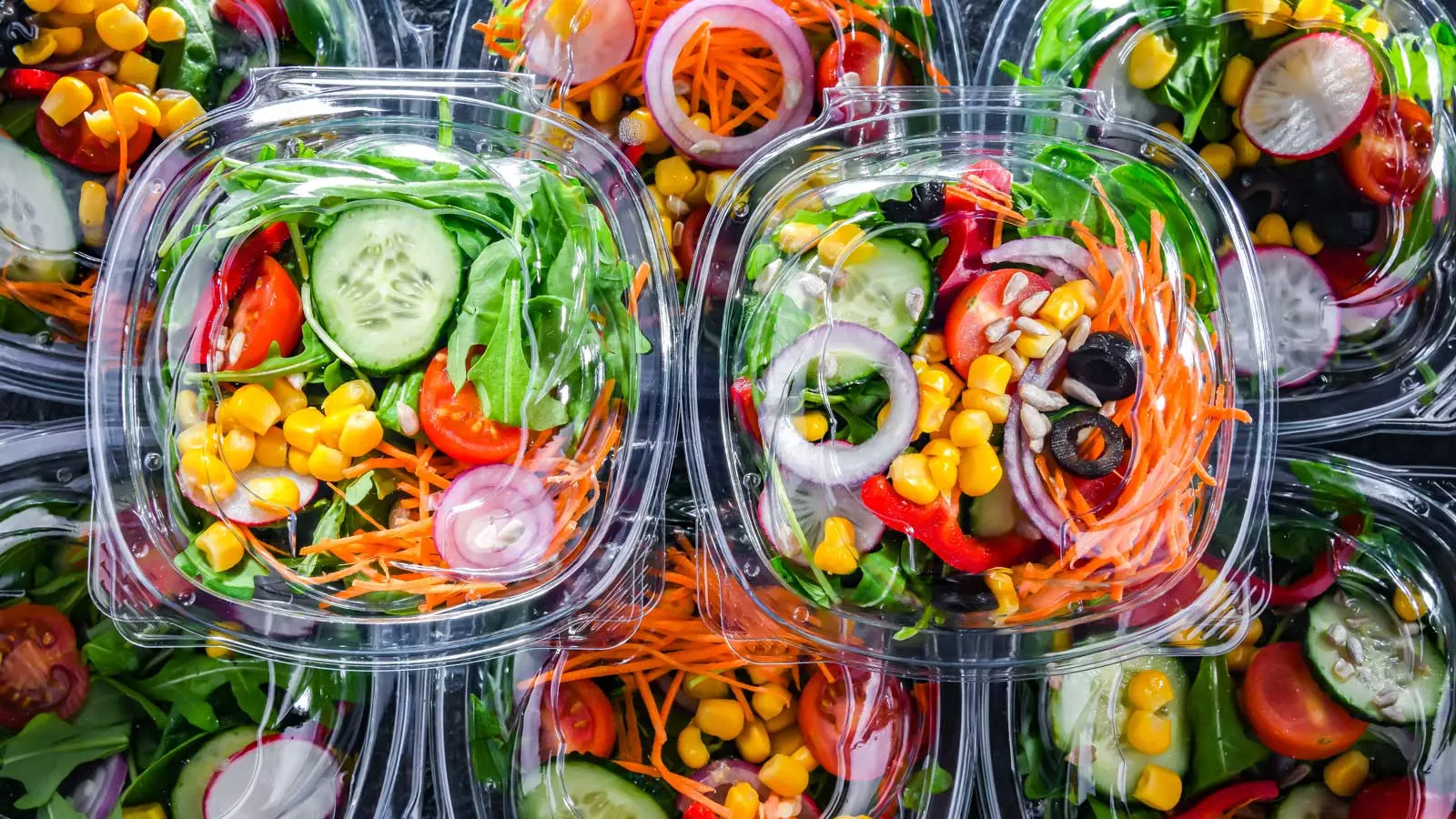 투명한 용기에 담긴 신선한 샐러드 팩들이 나열된 모습. 소비 기한이 짧고 시기별 수요가 다른 식품군 계절성 제품의 공급망 최적화