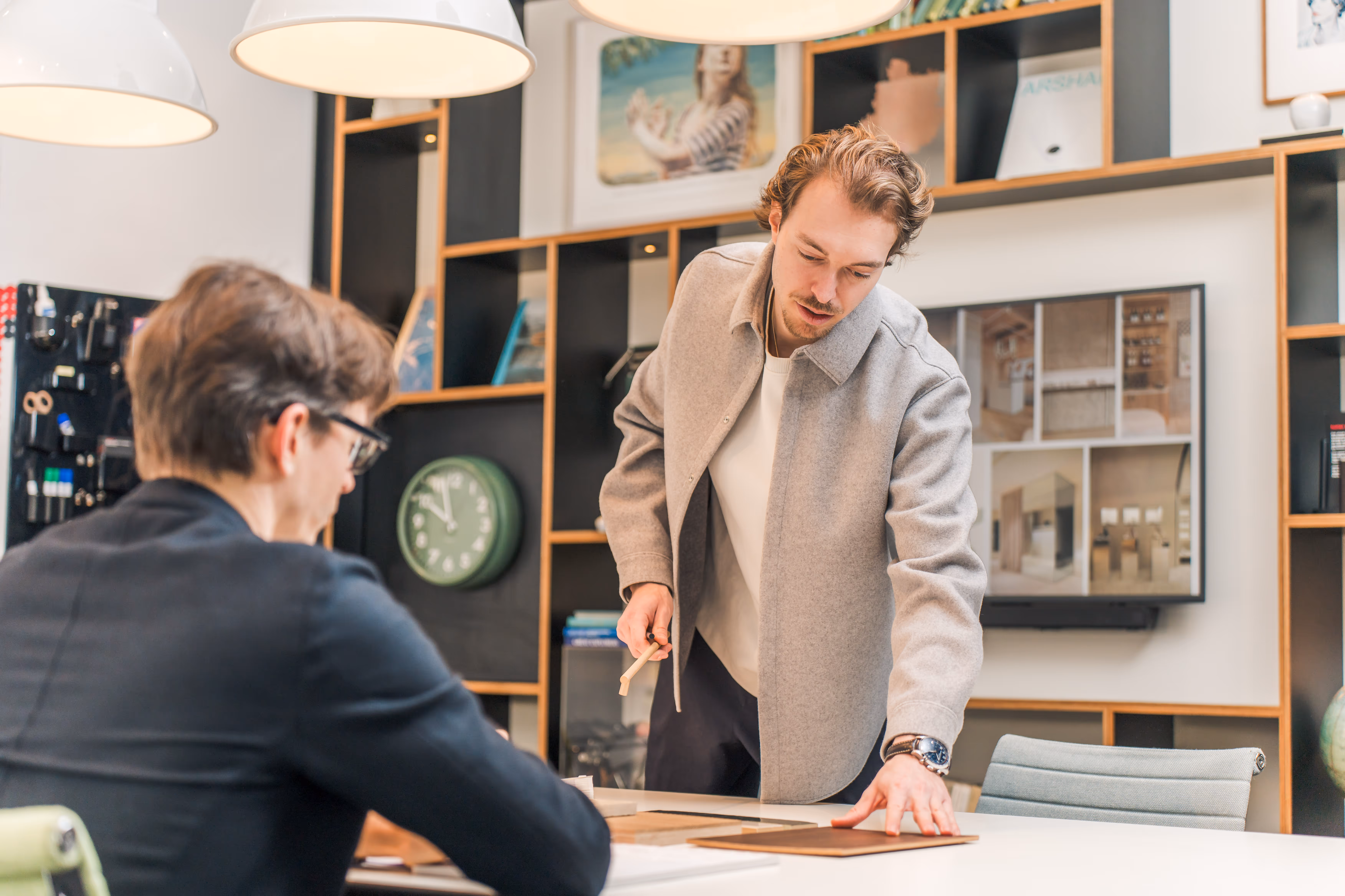 Manuel Schuppisser bei seiner Arbeit als Innenarchitekt, fotografiert von Mäx Känzig 