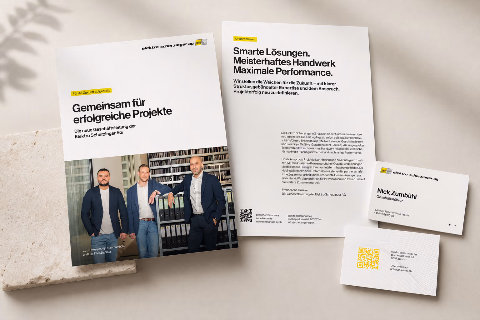 Geschäftspapiere der Elektro Scherzinger AG mit Teamfoto und Visitenkarten von Nick Zumbühl.