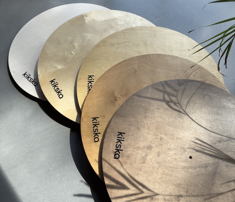 Round Kikska platforms fanned out in different wood colours