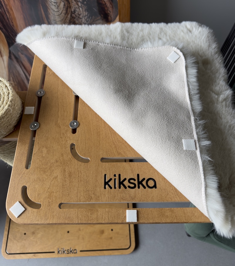 An ultra-soft Kikska faux fur pad