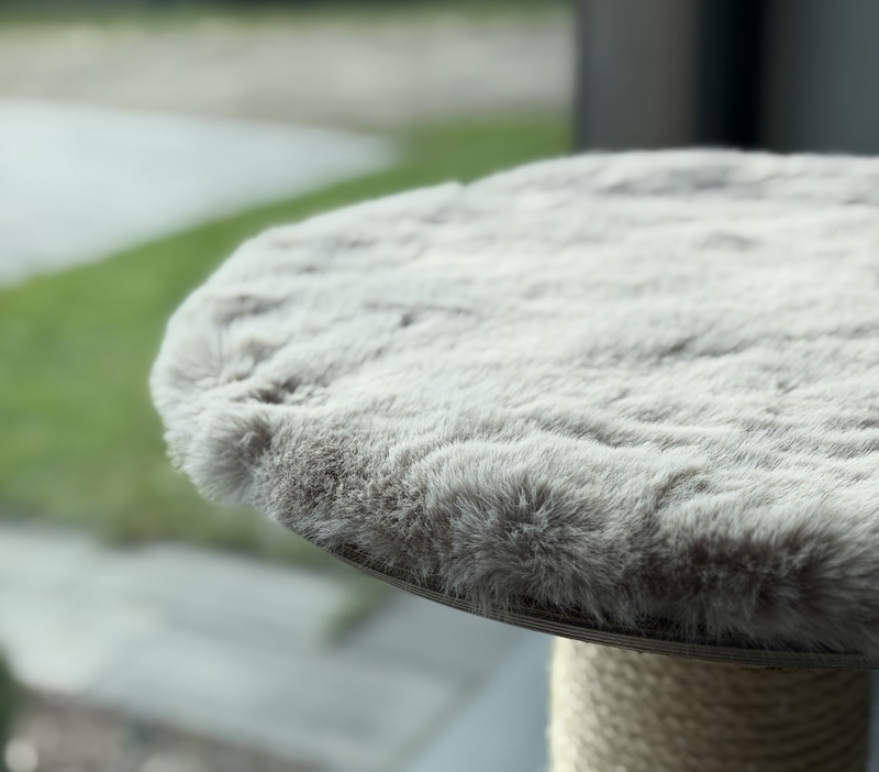 A square cream Kikska eco-fur pad